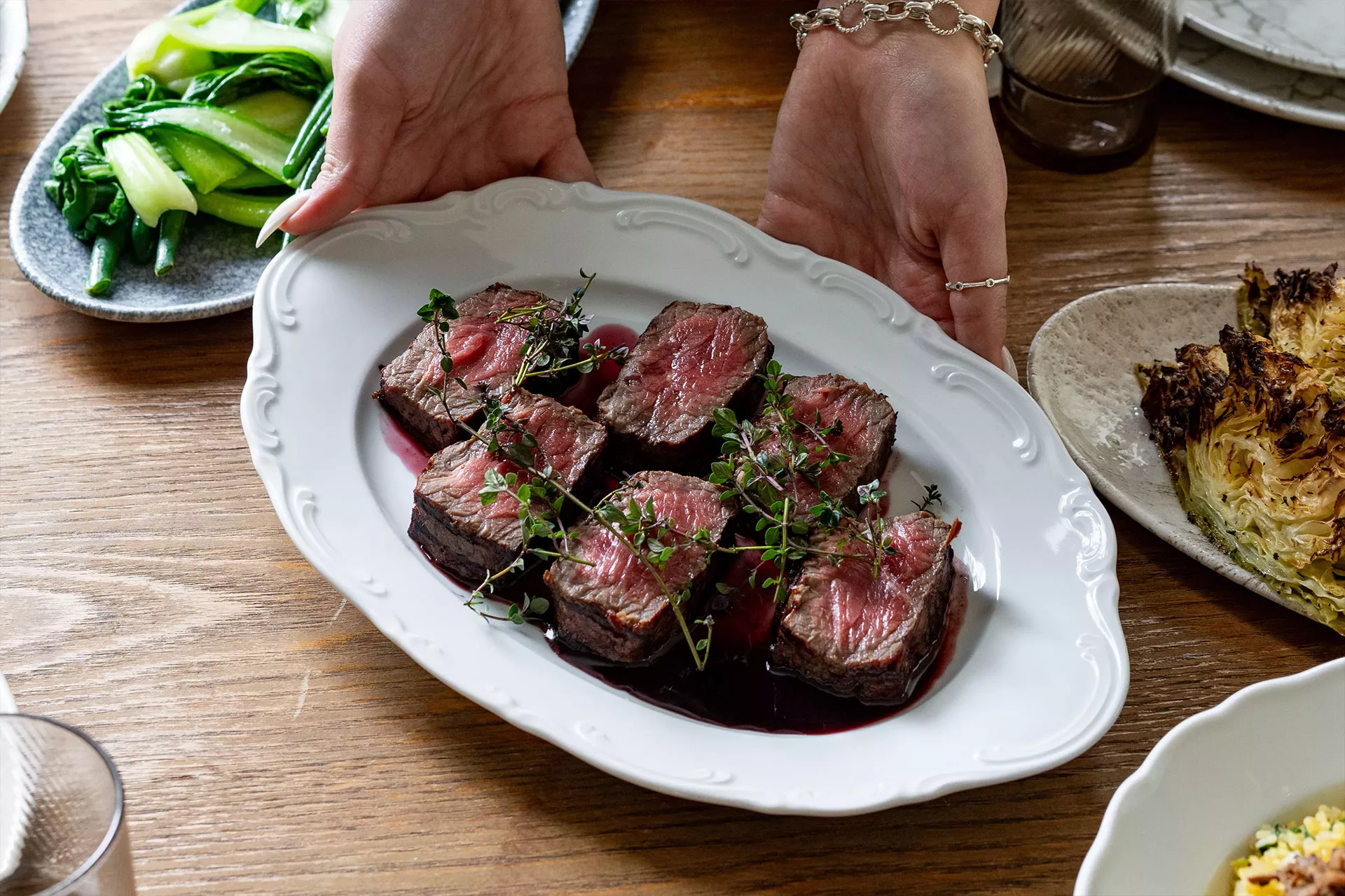 נתחי בקר צרובים בדרגת עשייה מדיום עם תיבול עדין אופי: פונה לקהל שמעריך בישול, איכות חומרי גלם ודיוק. טעימות השף